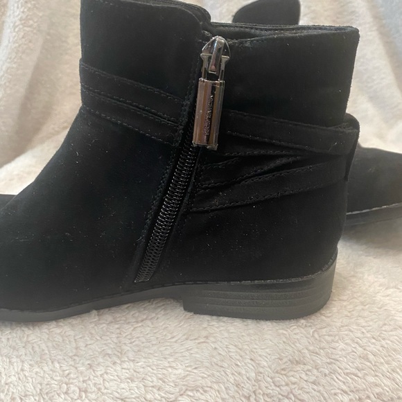 Mk boots in black has a couple scuff marks but cute boots - Picture 7 of 13